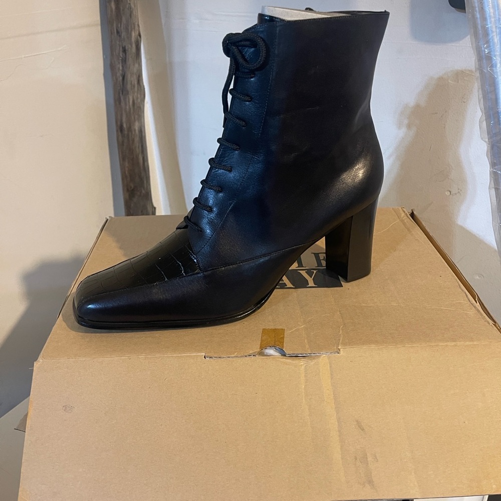 Leslie Fay Black Leather Ankle Boots